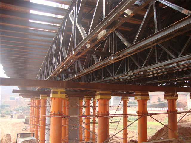 中鐵三局滬昆客專(zhuān)項目部現澆梁支架平臺