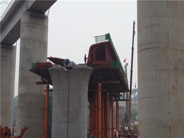 中鐵三局滬昆客專(zhuān)項目部現澆梁支架平臺