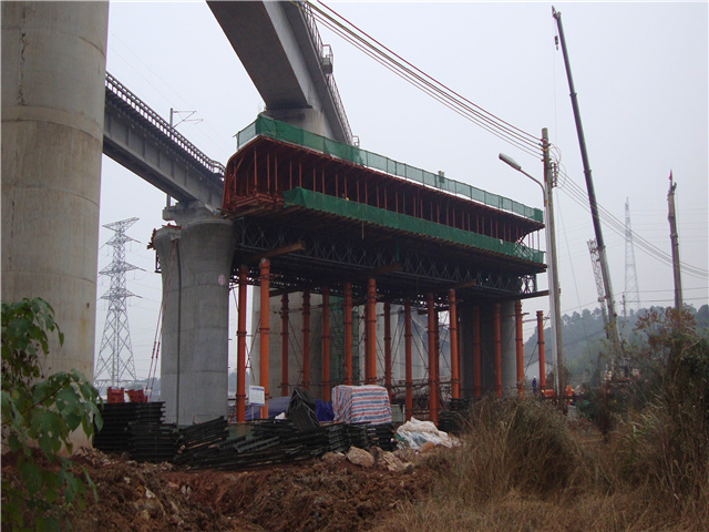 中鐵三局滬昆客專(zhuān)項目部現澆梁支架平臺