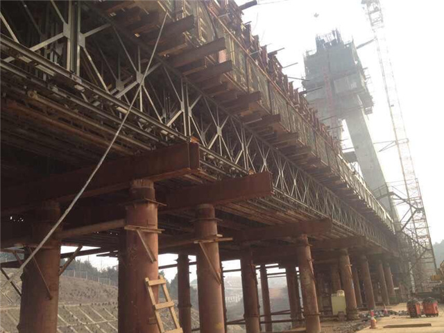 中鐵三局滬昆客專(zhuān)項目部現澆梁支架平臺
