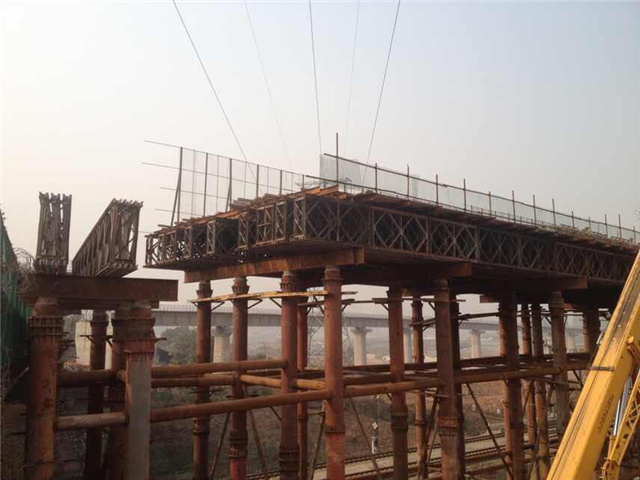 中鐵三局滬昆客專(zhuān)項目部現澆梁支架平臺